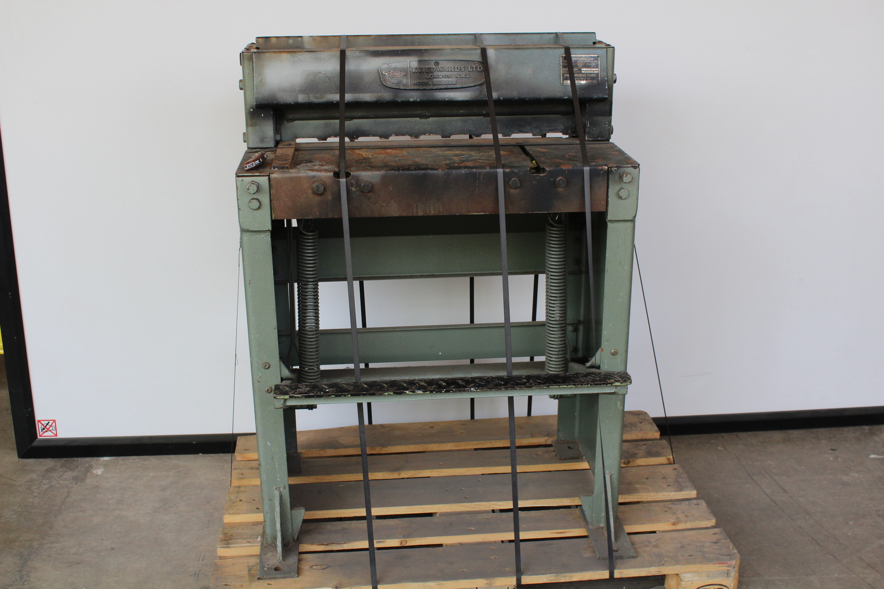 Image of F.J.Edwards Guillotine 2/14TG Width of Cut is 25 inches 