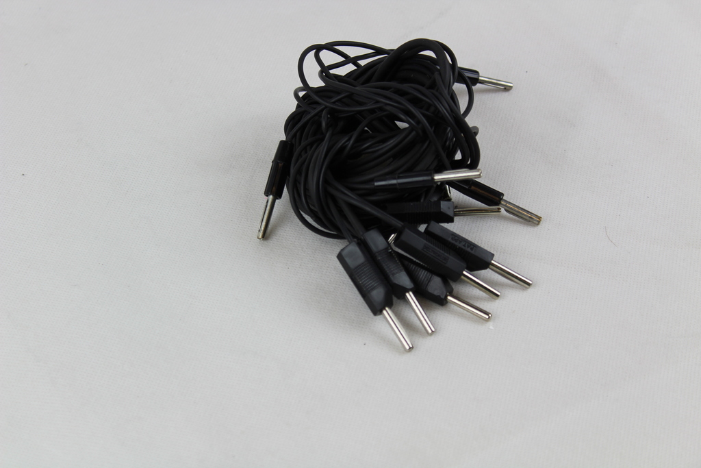 Image of 7 4mm Stackable leads and plugs and 10 normal black leads unshrouded plugs
