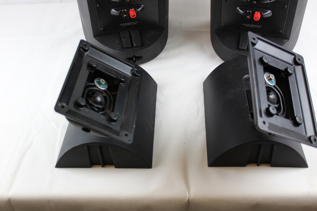 Image of QSC AD S-82 Speakers (pair) black broken (tweeter broken) with mounts