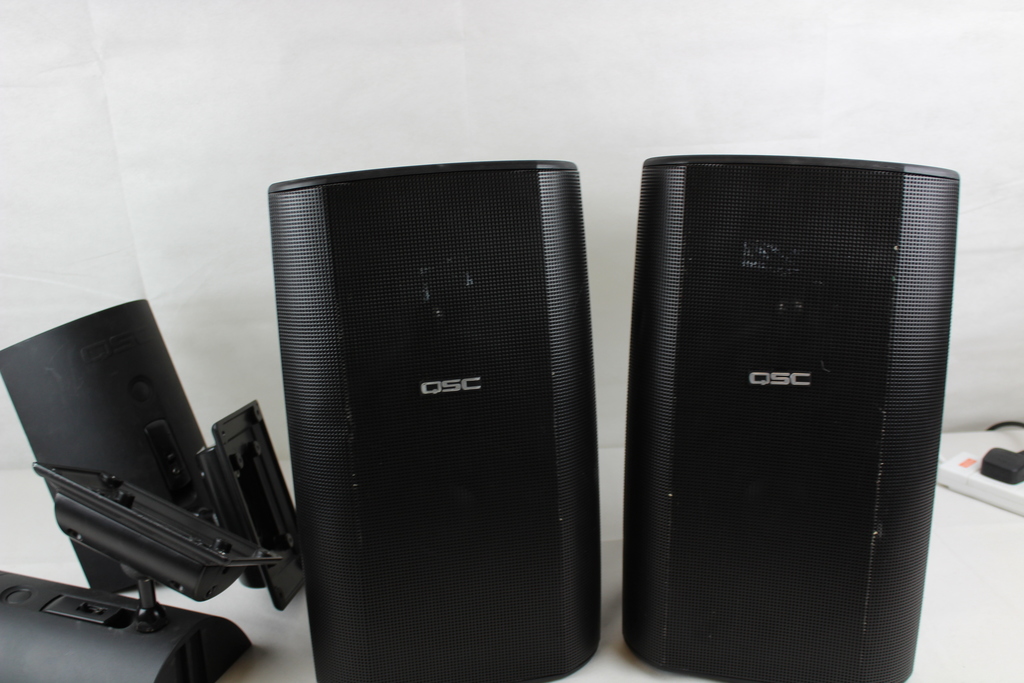 Image of QSC AD S-82 Speakers (pair) black broken (tweeter broken) with mounts