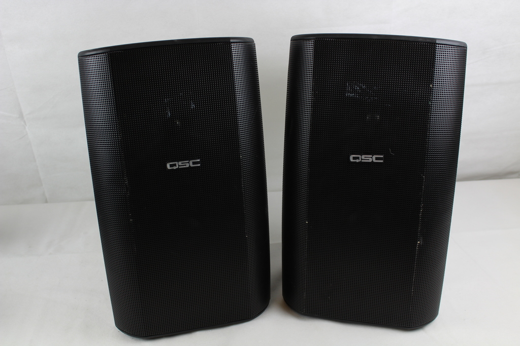 Image of QSC AD S-82 Speakers (pair) black broken (tweeter broken) with mounts
