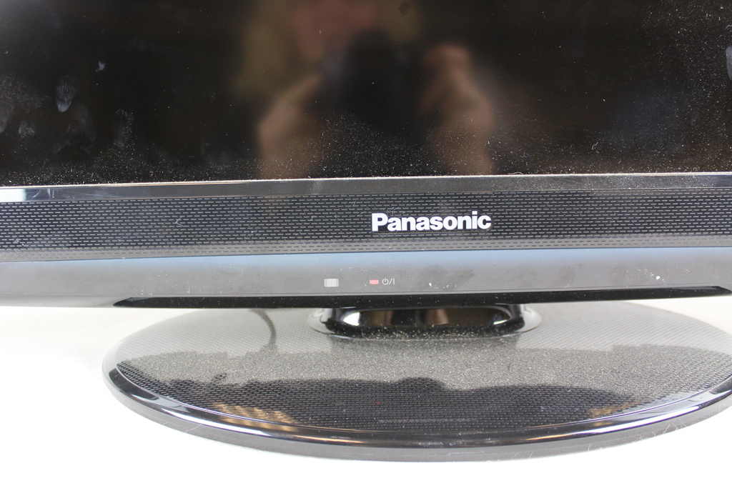 Image of Panasonic Viera 32" LCD TV TX-L32520B Spares or Repair