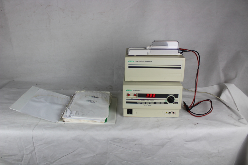 Image of Gene Pulser II and Capacitance Extender Plus 