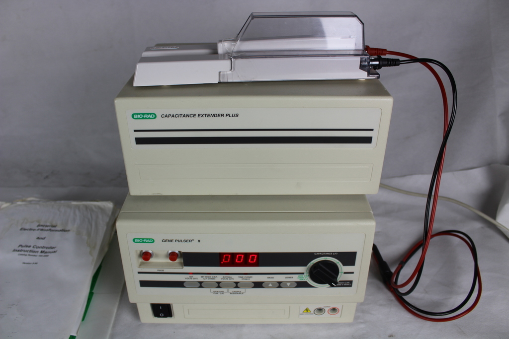 Image of Gene Pulser II and Capacitance Extender Plus 