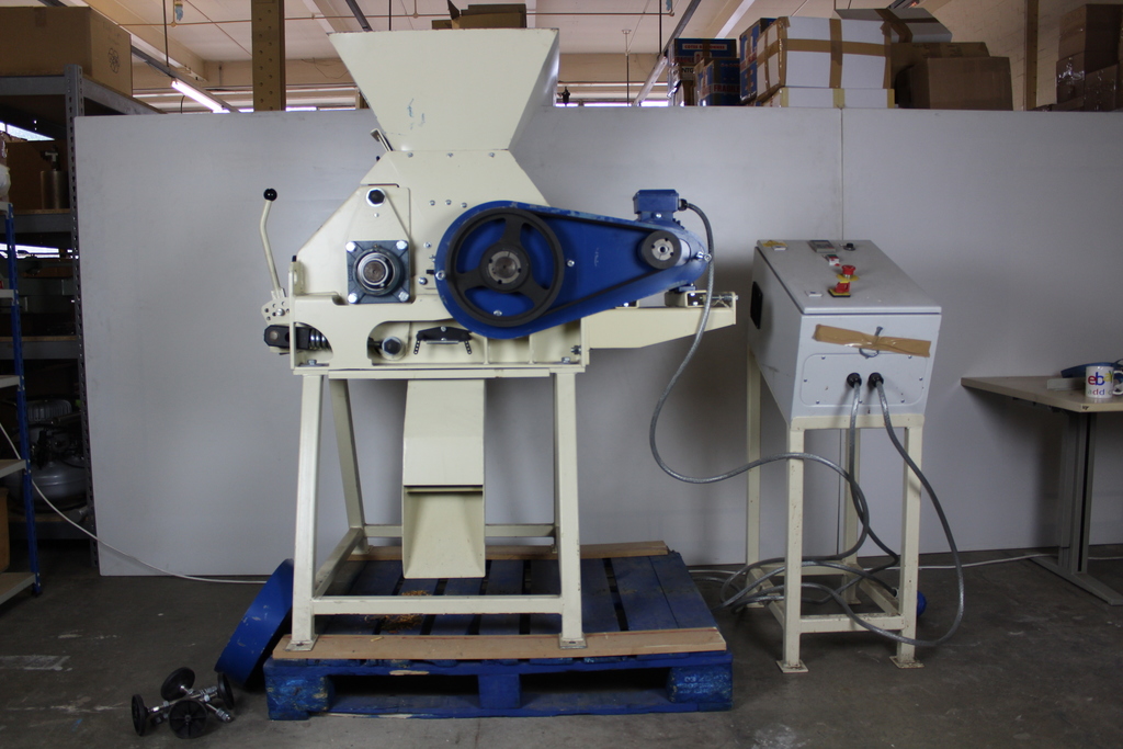 Image of RV 140 Roller Mill, Corn and Crop Mill