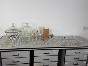 Thumbnail image of Mixed Lot of Lab Glassware, Test Tubes, Flasks, Pipettes, Syringes, Slides, 