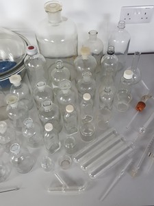Thumbnail image of Mixed Lot of Lab Glassware, Test Tubes, Flasks, Pipettes, Syringes, Slides, 