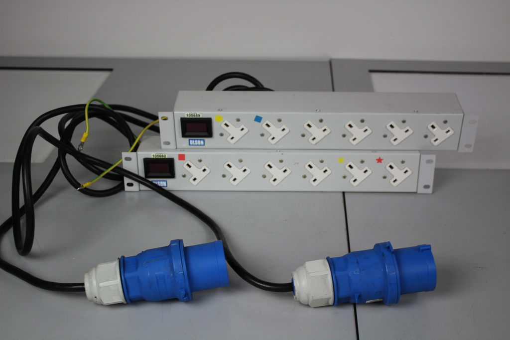 Image of 2 x Olson PDU 19" inch Rack Power Distribution Unit 3 Phase 6 plug sockets