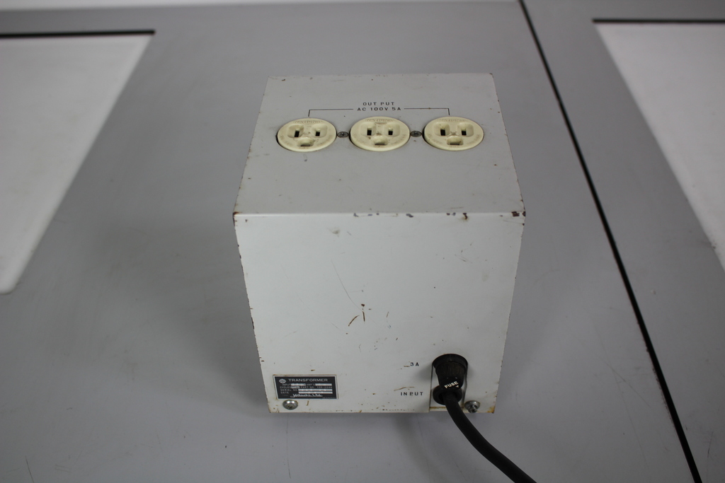 Image of Transformer  139-0246 Output AC 100V 5A, Input 220V 2.4A