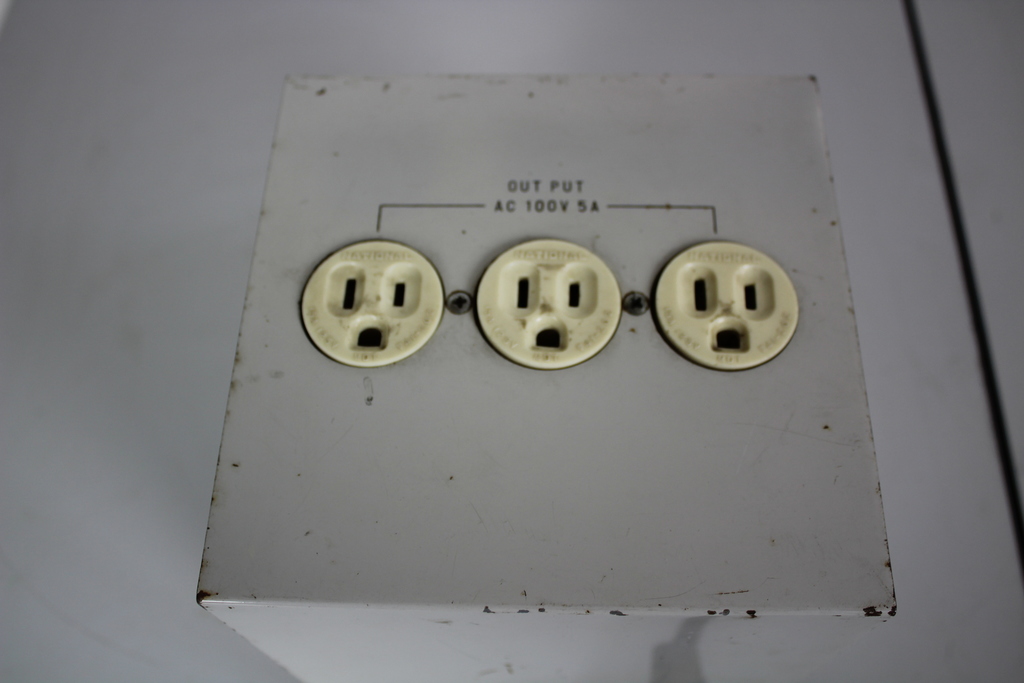 Image of Transformer  139-0246 Output AC 100V 5A, Input 220V 2.4A