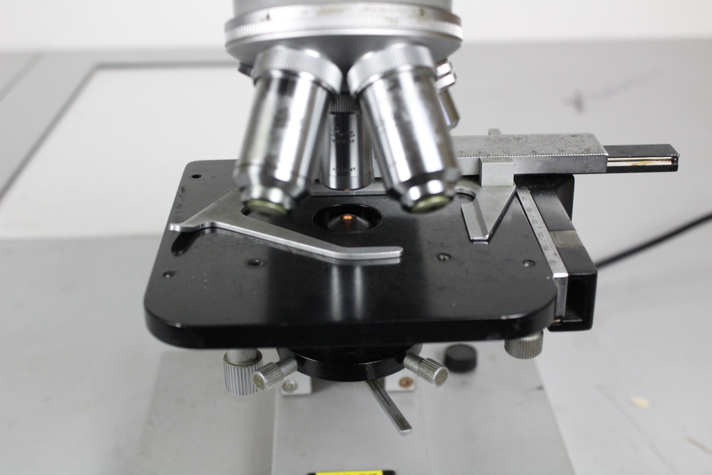 Image of SM-LUX Microscope w/ 4 Objectives and Eyepieces