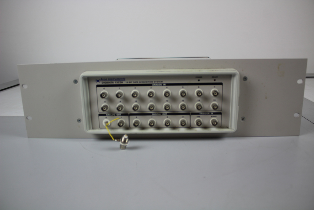 Image of Axon Instruments Digidata 1322A 16-BIT Data Acquisition System need small repair
