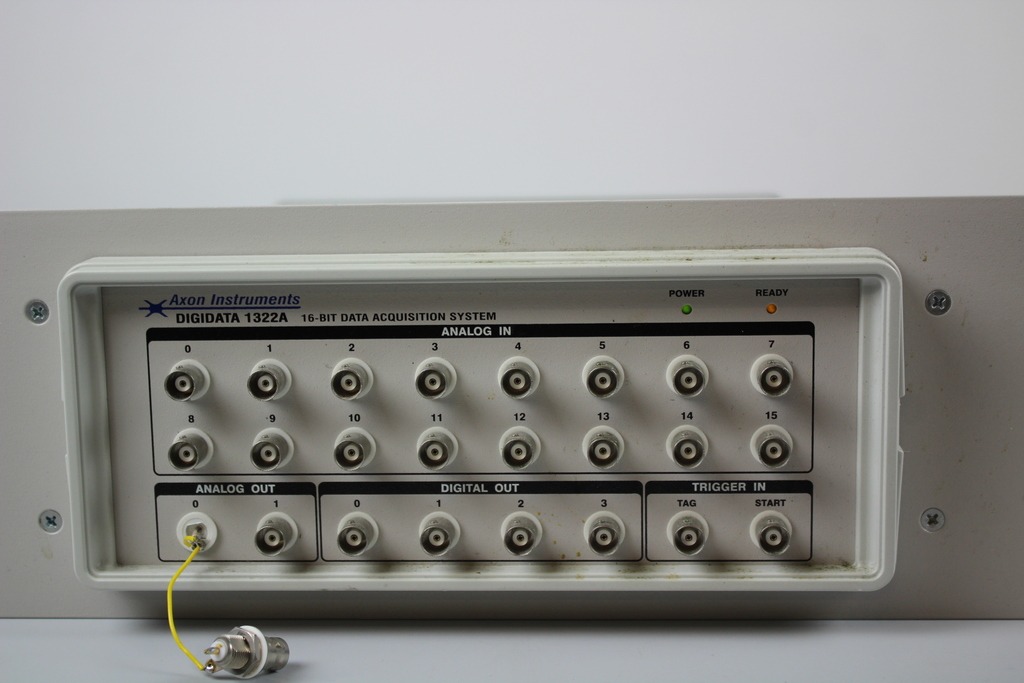 Image of Axon Instruments Digidata 1322A 16-BIT Data Acquisition System need small repair