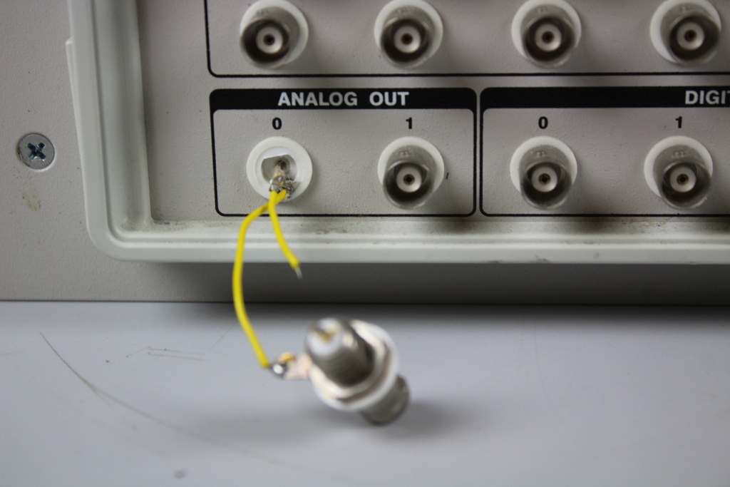 Image of Axon Instruments Digidata 1322A 16-BIT Data Acquisition System need small repair