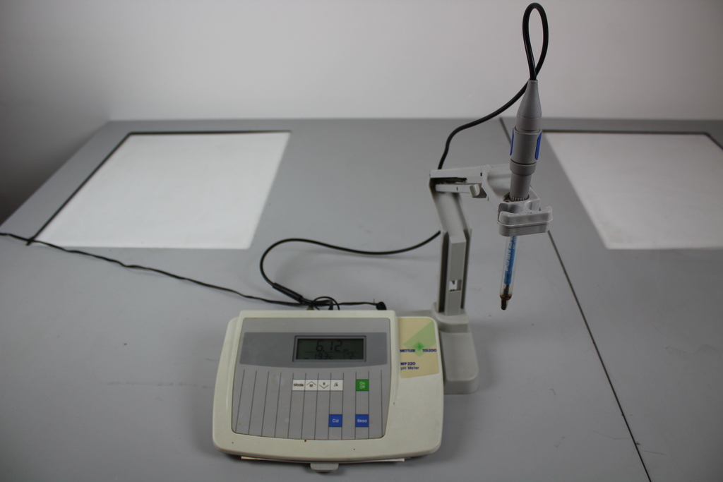 Mettler Toledo MP220 Benchtop Ph Meter WIth Probe and Stand Laboratory