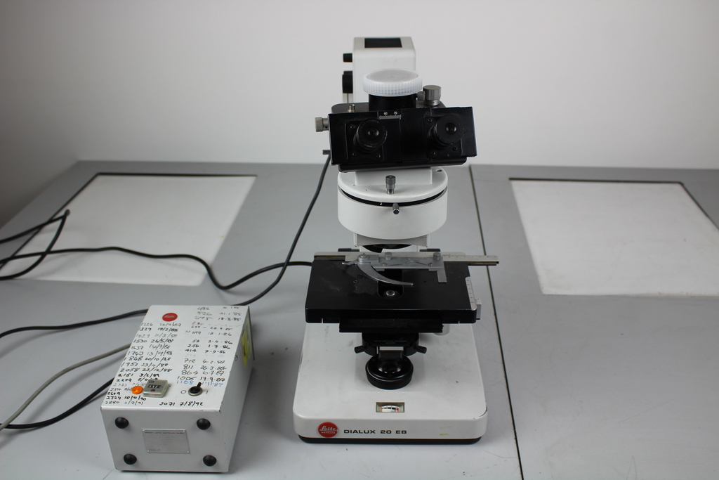 Image of Leitz Wetzlar Dialux 20 EB Microscope w/ Objectives and Eyepieces 