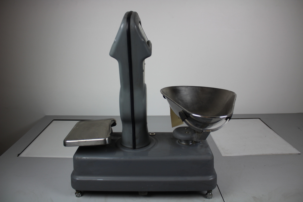 Image of Vintage Avery Shop Scales double sided displaying grammes grey 