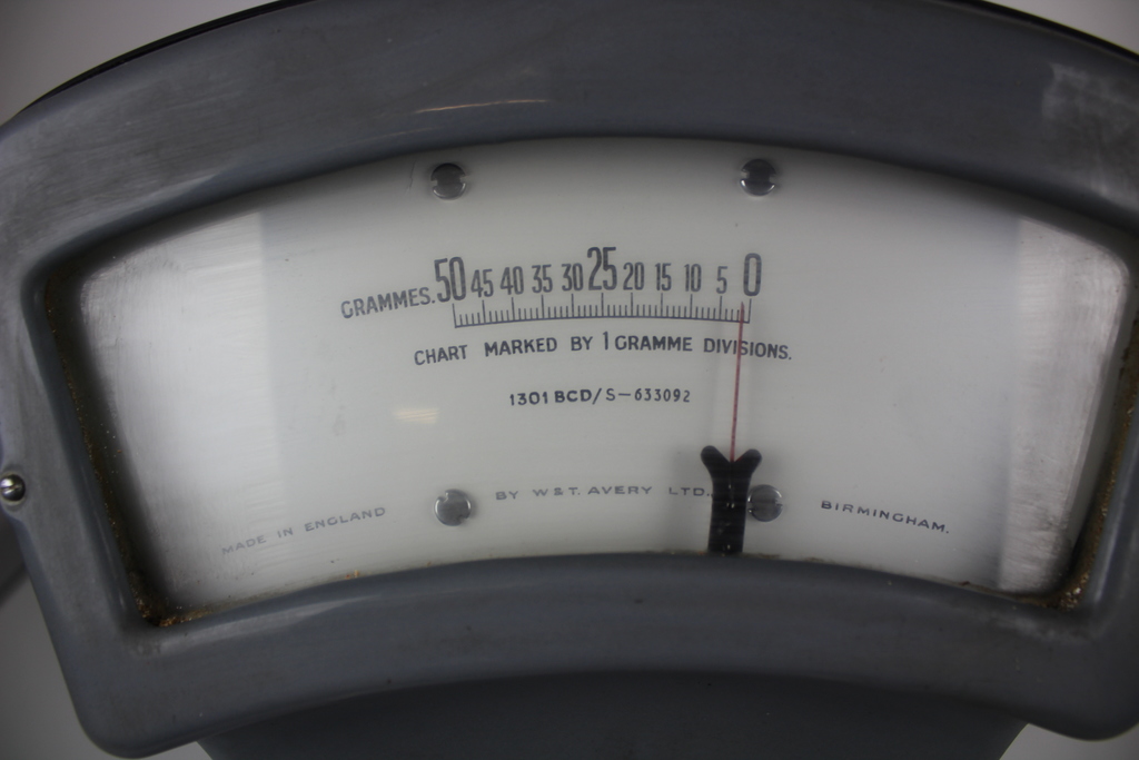 Image of Vintage Avery Shop Scales double sided displaying grammes grey 