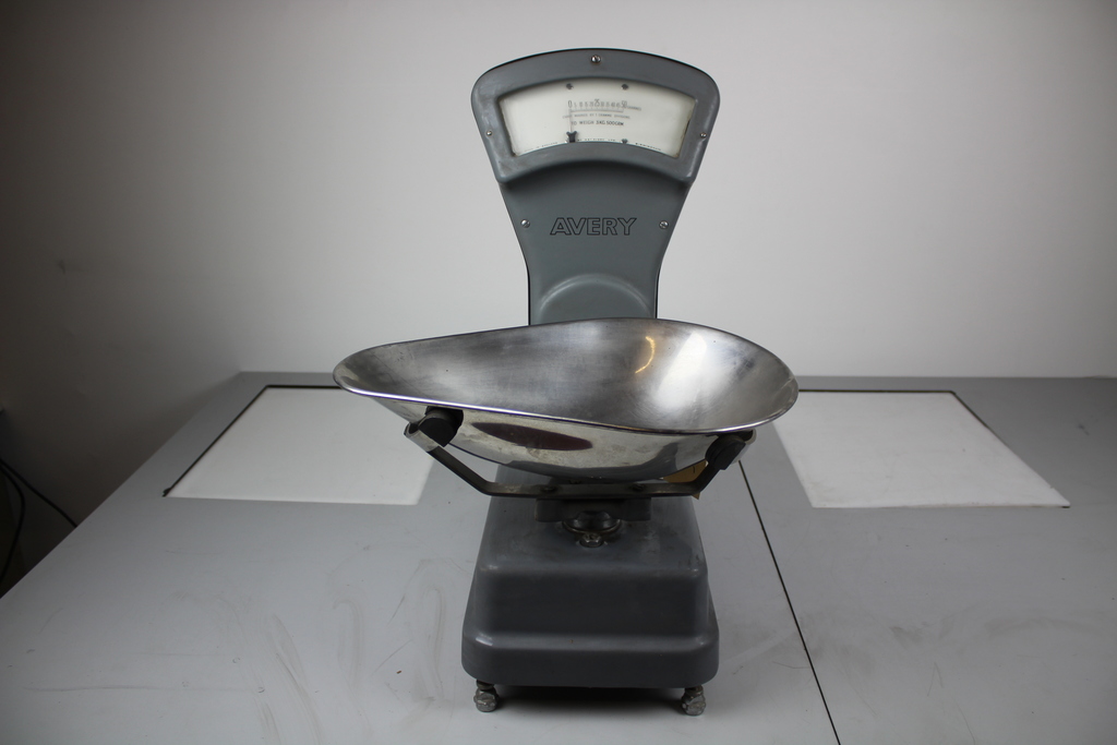 Image of Vintage Avery Shop Scales double sided displaying grammes grey 
