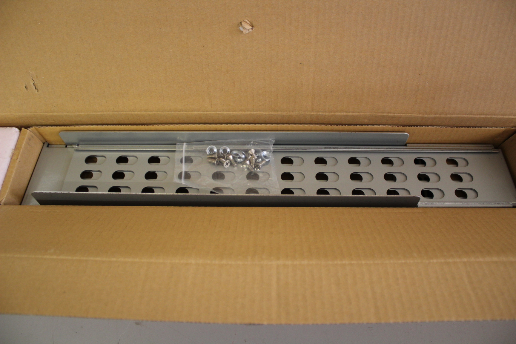 Image of APC Smart-UPS RT 19" OEM Rail Kit SURTRK2 New in Box (corner mounts missing)