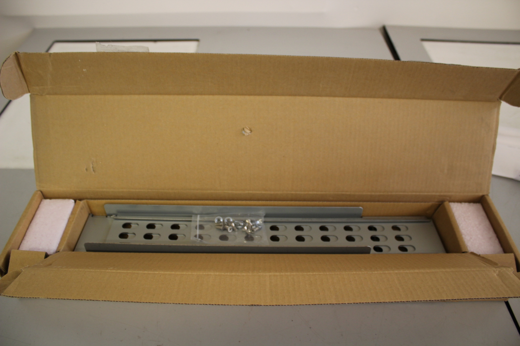 Image of APC Smart-UPS RT 19" OEM Rail Kit SURTRK2 New in Box (corner mounts missing)