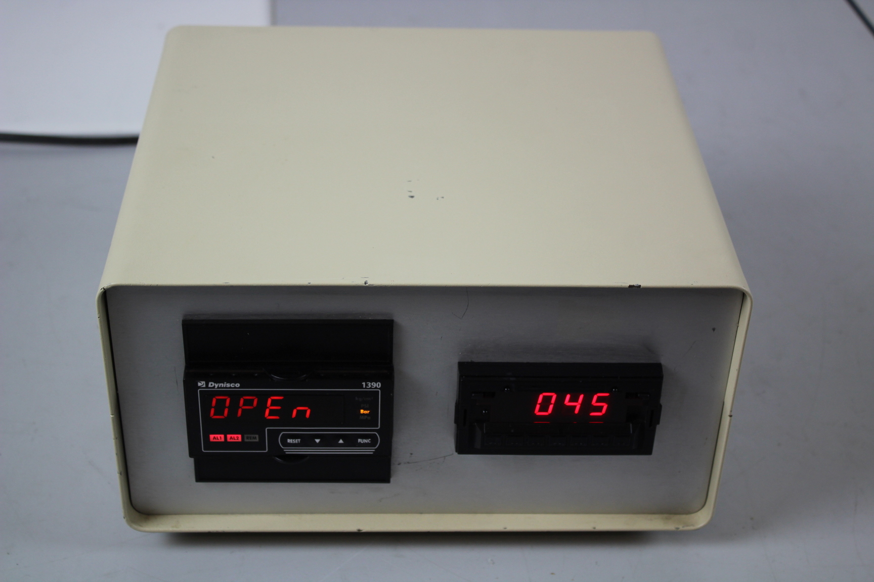 Image of Control Unit Incorperating Dynisco 1390 Temperature Indicator