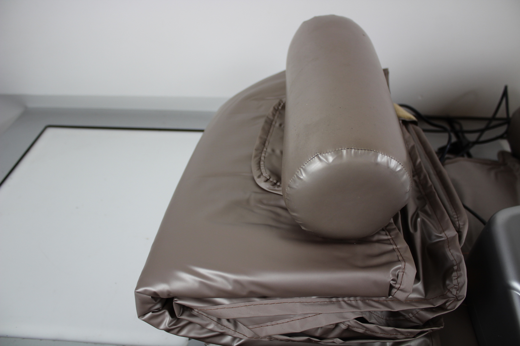 Image of GUAM Professional Massage Bed Heating Pads x4 and one control unit