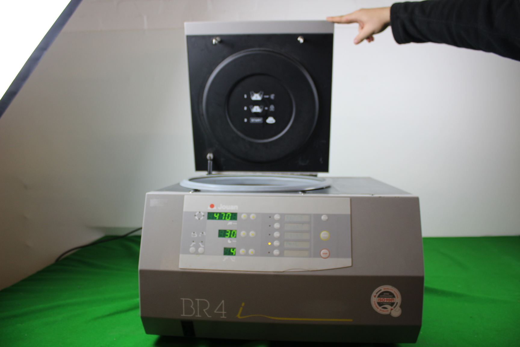 Image of Jouan BR4I Benchtop Centrifuge S40 & T534 Rotors Faulty Spares/Repair