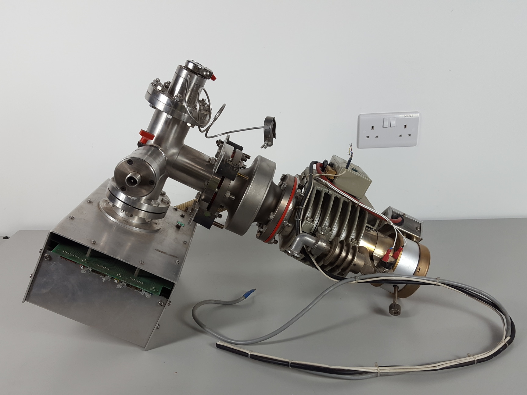 Image of Edwards Vapour Pump Model E02 Lab