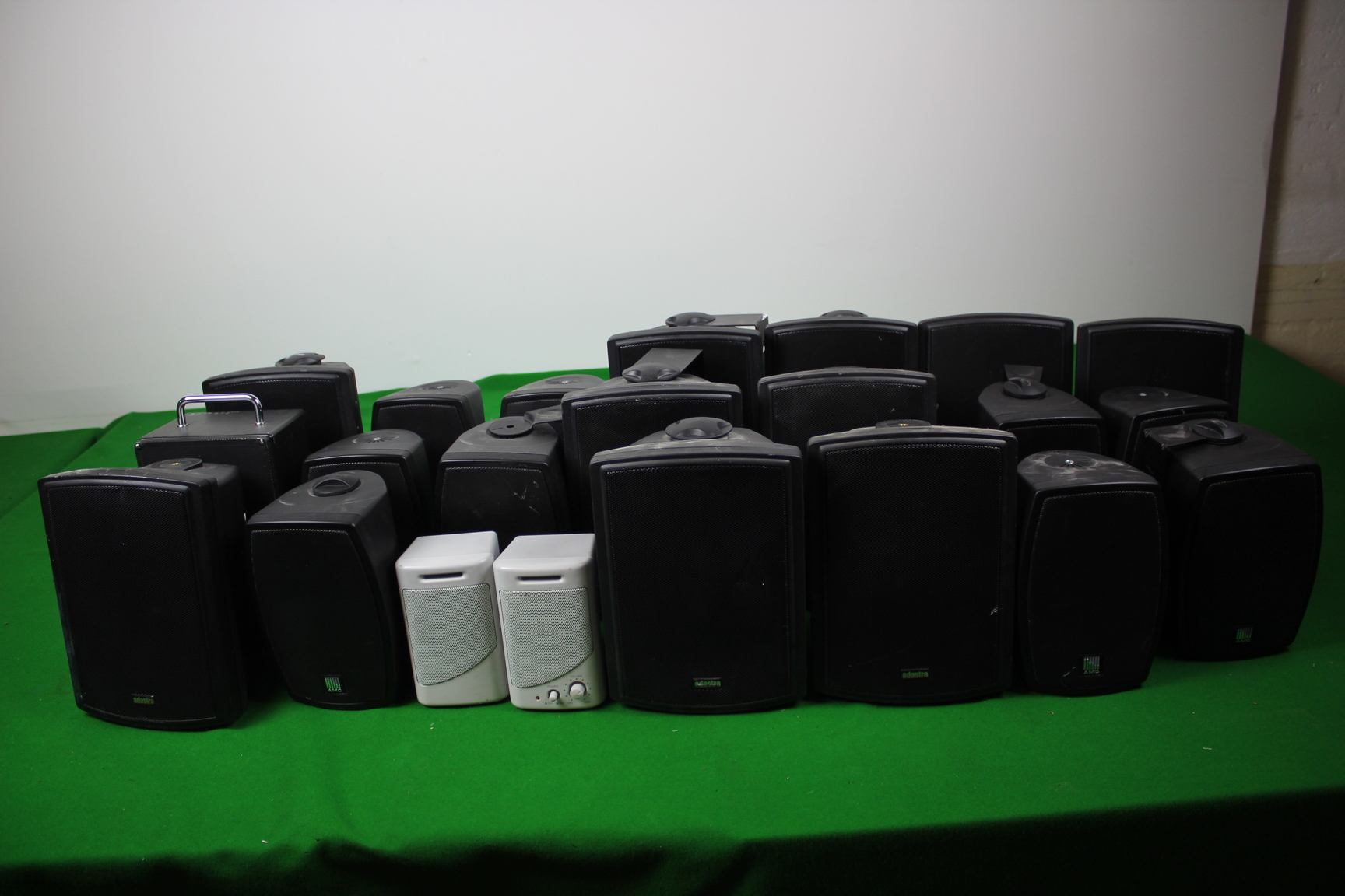 Image of Job Lot Of Speakers SEE DESCRIPTION