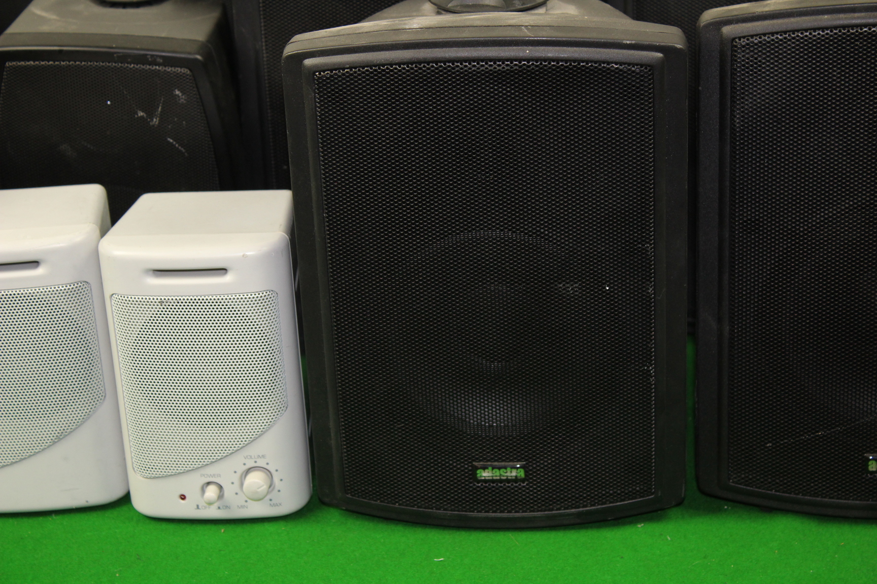 Image of Job Lot Of Speakers SEE DESCRIPTION