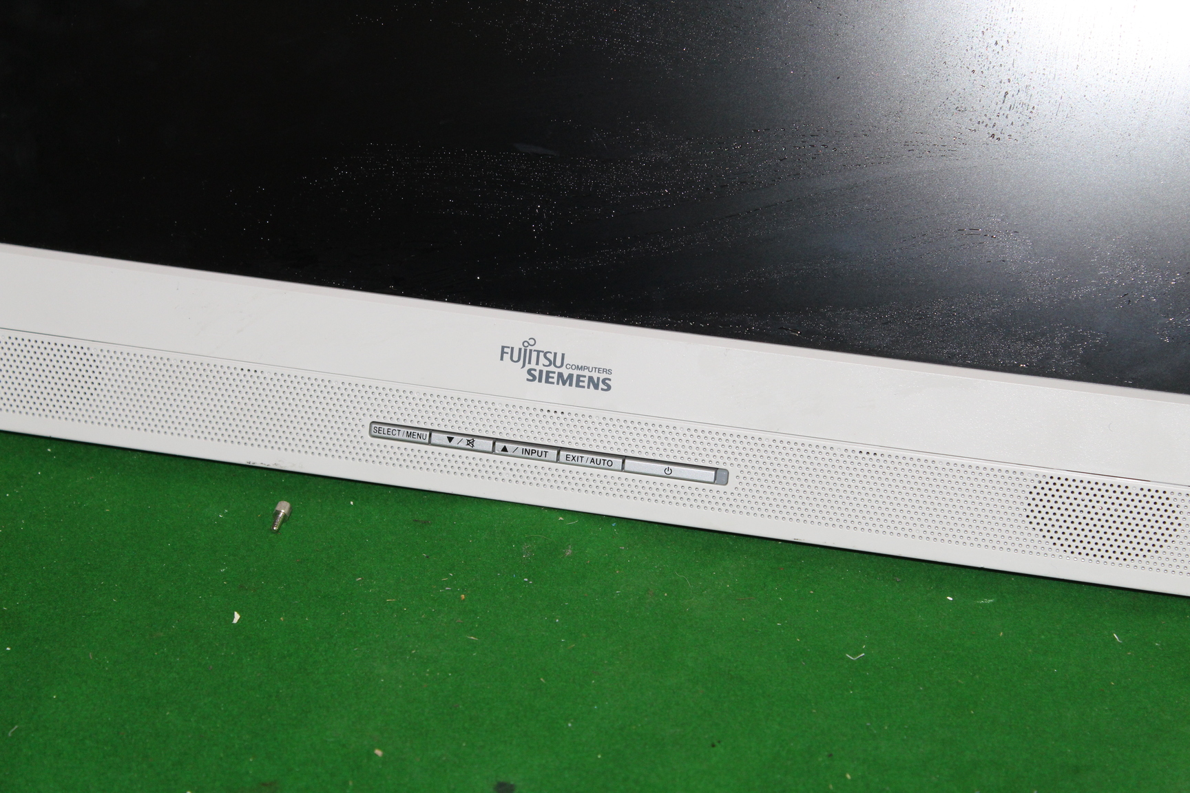 Image of 2 x Monitors Inc Fujitsu Siemens GmbH (No Stand) And Optiquest Q7 (With Stand)
