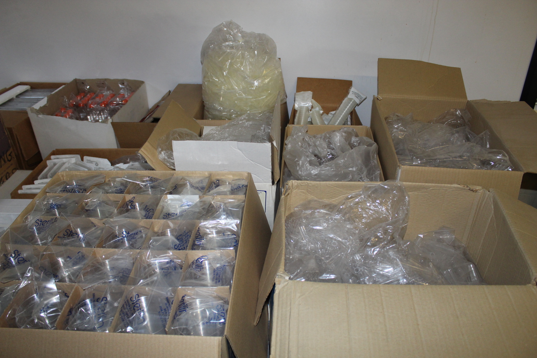 Image of Job Lot Of Plastics Well Cell Culture Clusters, Petri Dishes *Open To Offers*