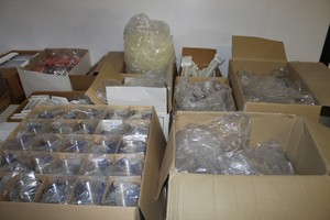 Thumbnail image of Job Lot Of Plastics Well Cell Culture Clusters, Petri Dishes *Open To Offers*