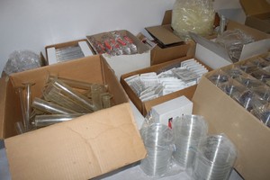 Thumbnail image of Job Lot Of Plastics Well Cell Culture Clusters, Petri Dishes *Open To Offers*
