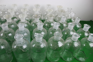 Thumbnail image of Job Lot of Vintage Laboratory Glassware 65 x 500 ml flasks, Apothecary 
