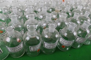 Thumbnail image of Job Lot of Vintage Laboratory Glassware 65 x 500 ml flasks, Apothecary 