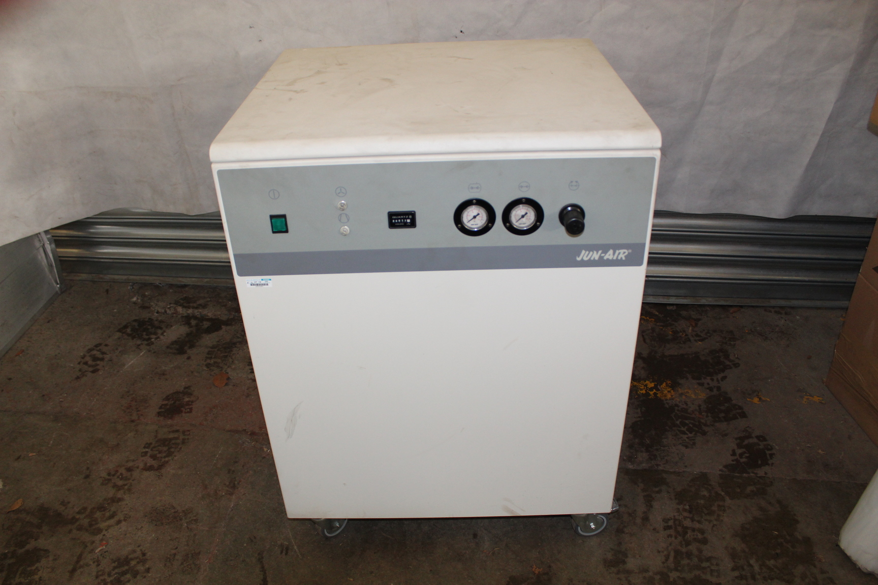 Image of Jun Air 2000-40M Oil Less Piston Compressor, Lab, Dental, 40 Litre