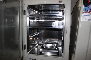 Thumbnail image of 2 Faulty Sanyo CO2 Incubators MCO-18AIC SN 40810490 220-240V 170 Litres