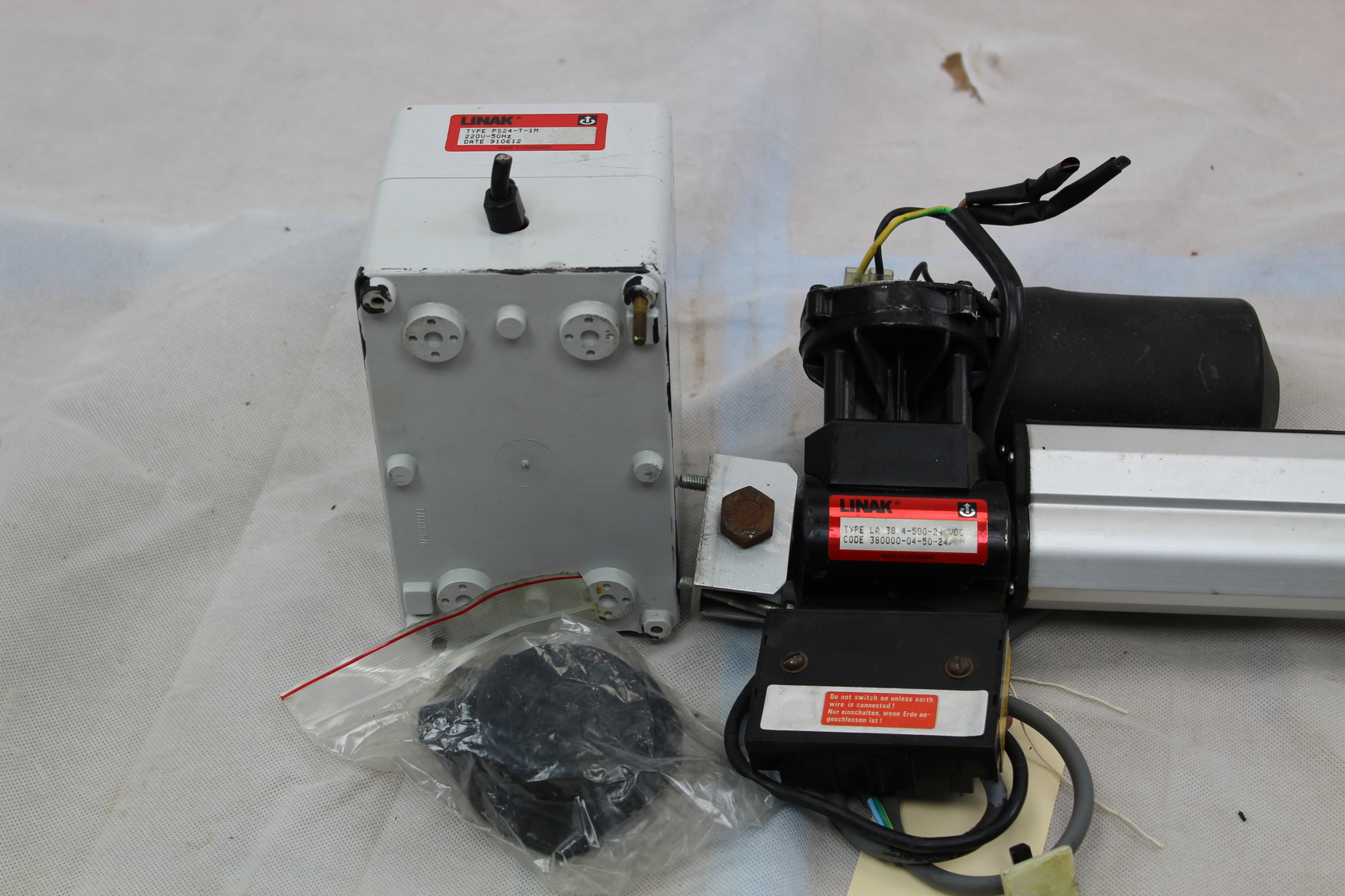 Image of Lot of 5 x LINAK Lifting Columns + LINAK Electronic Limit Switch
