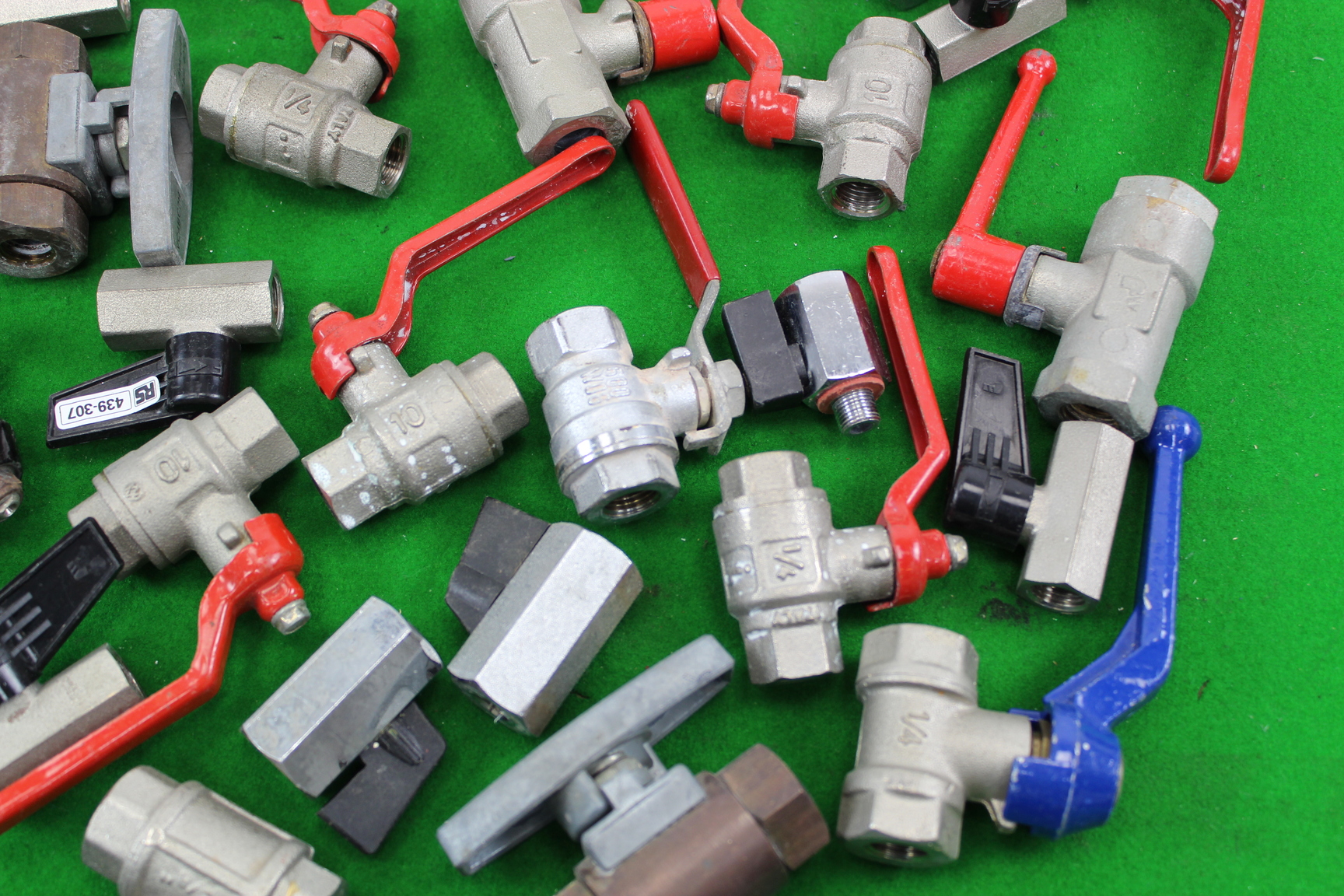 Image of Job Lot of 55 Assorted Ball Valves Red Handle Blue Handle Various Sizes