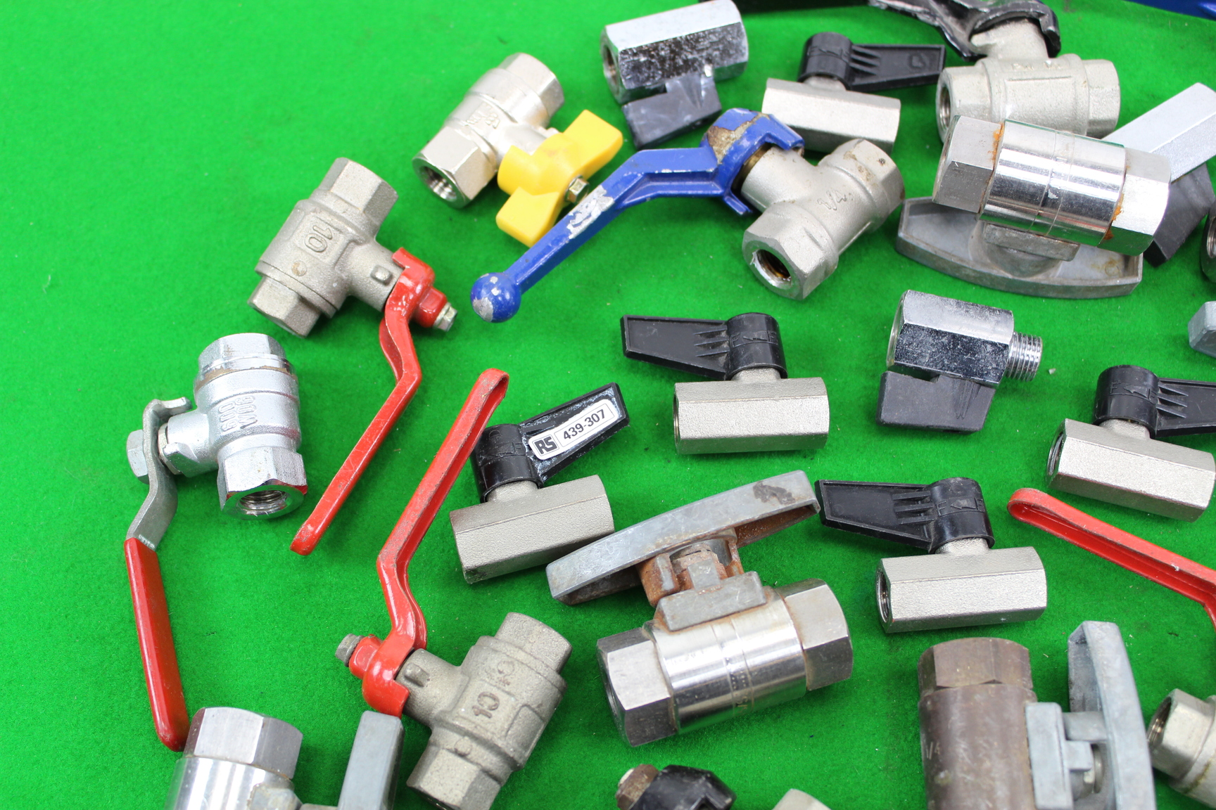 Image of Job Lot of 55 Assorted Ball Valves Red Handle Blue Handle Various Sizes