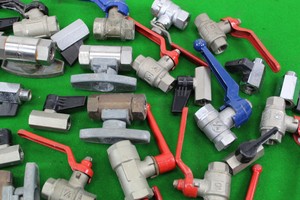 Thumbnail image of Job Lot of 55 Assorted Ball Valves Red Handle Blue Handle Various Sizes