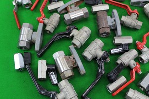 Thumbnail image of Job Lot of 55 Assorted Ball Valves Red Handle Blue Handle Various Sizes