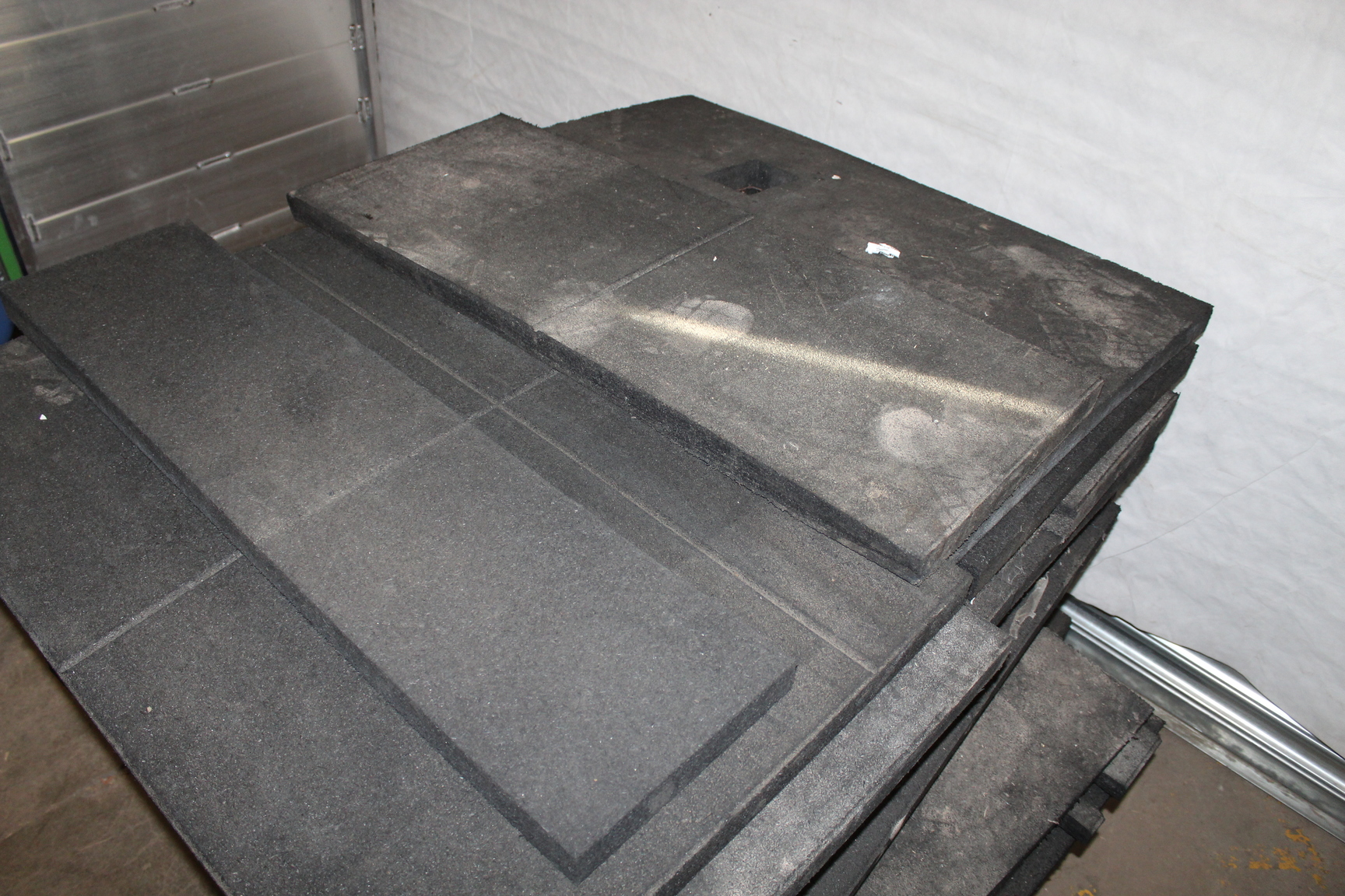 Image of Heavy Duty Rubber Gym CommerciFlooring Mat Approx 19 5cm depth x 1m x 1m