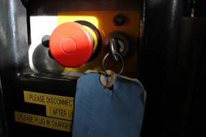 Thumbnail image of Faulty Upright UL25 DC Personnel Lift Telescopic Mast WH 31' PH 32 159kg Max '