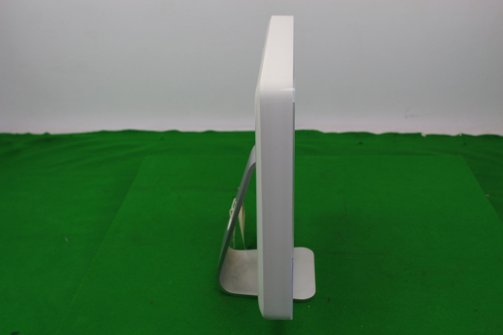 Image of Apple A1058 iMac Computer White Electronic 14.6 Inch Screen *No Hard Drive*