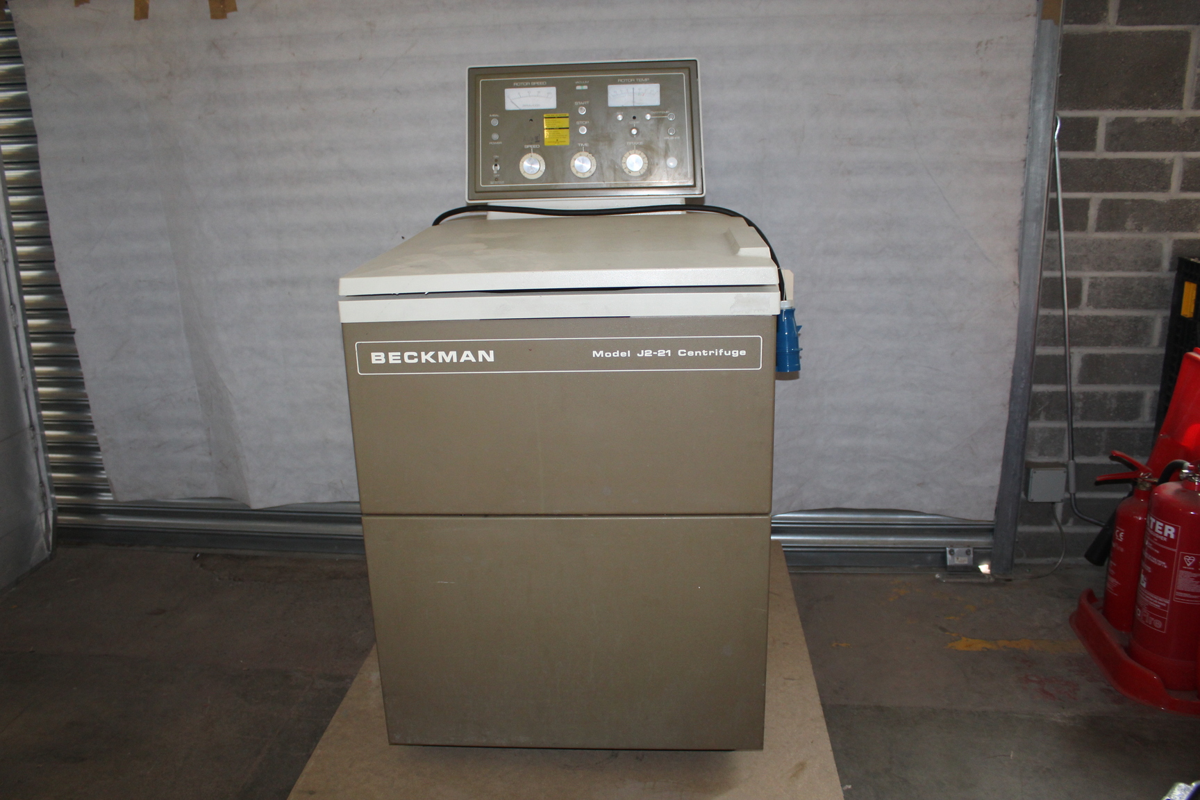 Image of Beckman J2-21 Floorstanding Centrifuge (Serial No: GJ2130) with Rotor