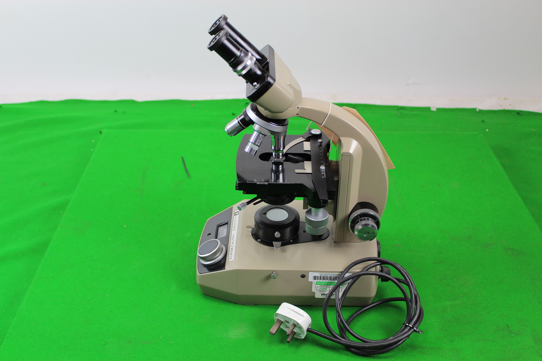 Image of Vickers Binocular Microscope 40/0.55+PH2, 10/0.25 + PH1, 100/1.25 160/0.17 