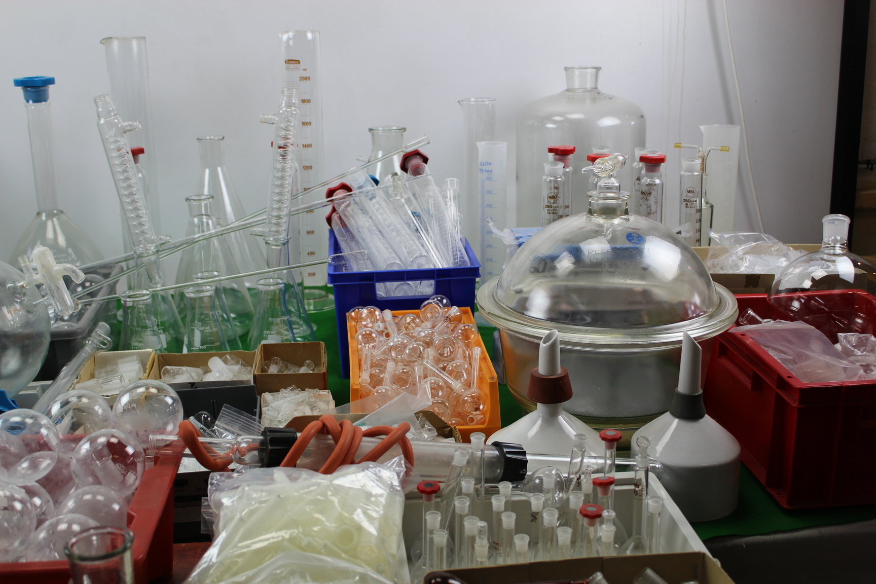 Image of A Job Lot Of Laboratory Glassware For Schools Labs Scientific Inc Pyrex, MBL  